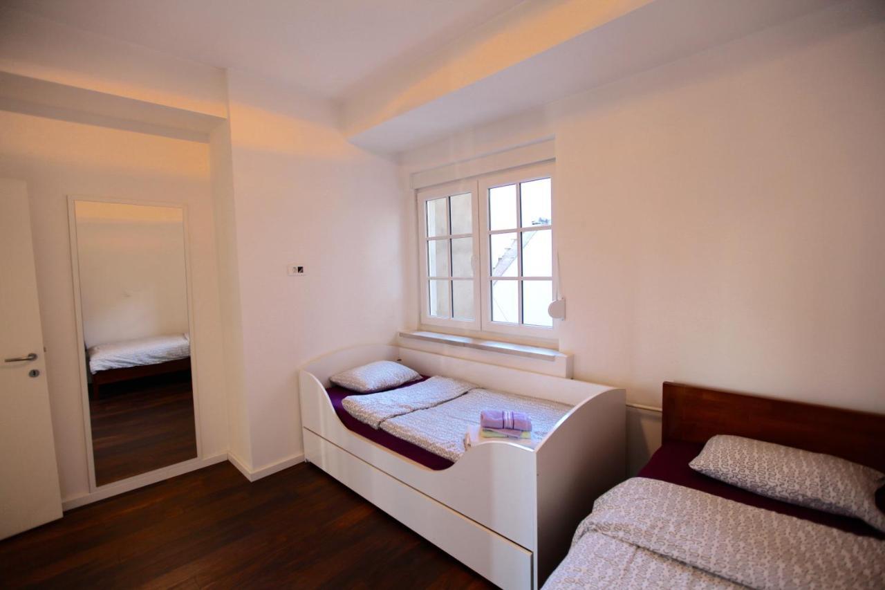 Brick Apartment On Macedonia Pedestrian Street Skopie Exterior foto