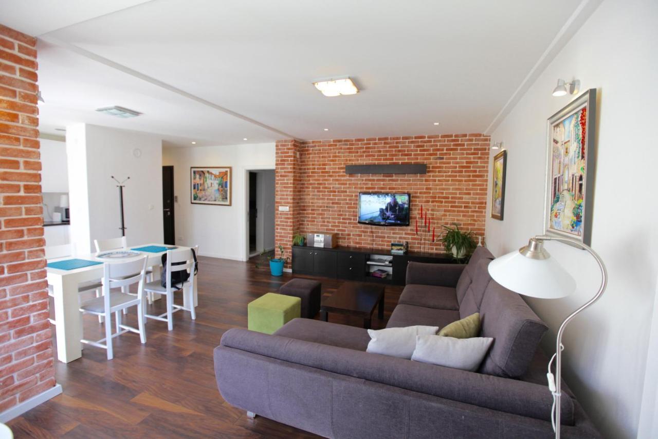 Brick Apartment On Macedonia Pedestrian Street Skopie Exterior foto